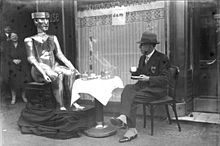 George, a later model of Eric, taking breakfast with his inventor William Richards in Berlin, 1930 Bundesarchiv Bild 102-09312, Berlin, Roboter mit seinem Erfinder.jpg