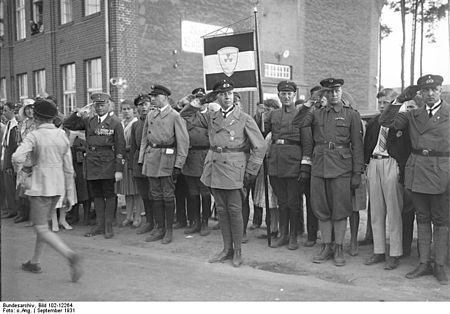 Sieveking and Bismarckjugend activists, 1931 Bundesarchiv Bild 102-12264, Heer O. Sieveking mit Bismarckjugend.jpg