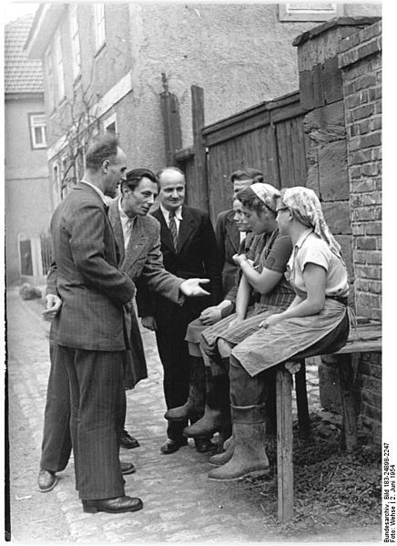 File:Bundesarchiv Bild 183-24898-2247, Markvippach, Bauern und Arbeiter im Gespräch.jpg