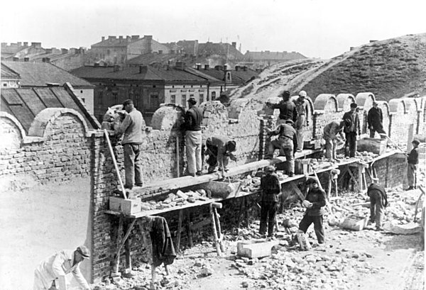 Construction of the ghetto walls, May 1941