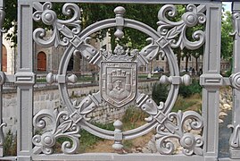 Escudo de Burgos en la barandilla del Puente de Castilla