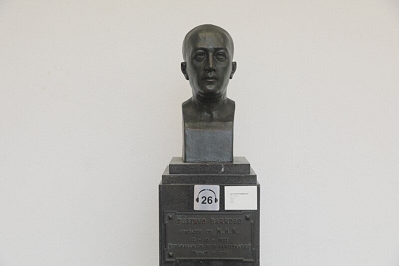 File:Busto de Gustavo Barroso.jpg