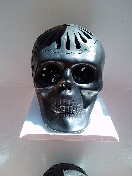 File:Calavera de barro negro.jpg