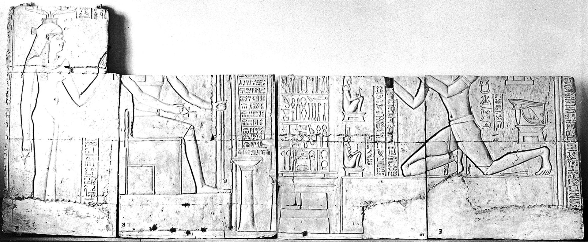 Instrumentos quirurgicos Komb Ombo 1920px-Cast_of_Egyptian_relief%3B_four_section_Wellcome_L0014517