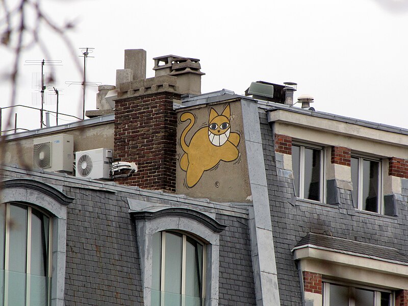 File:Cat graffiti on a roofs of Paris (49).jpg