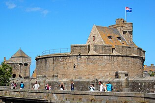 Depuis les remparts de la ville, vue sur tour Quic-en-Groigne (à gauche) et la tour Générale avec en arrière-plan les tours de guet du Grand Donjon sur lequel flotte le drapeau de la ville.