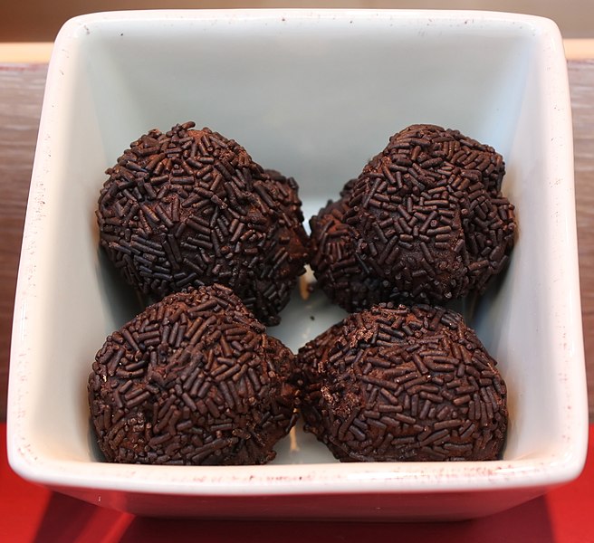File:Chocolate truffle - Delacre.jpg