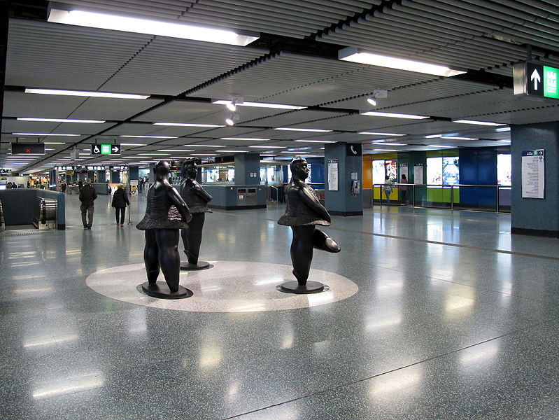 File:Choi Hung Station Concourse 201101.jpg
