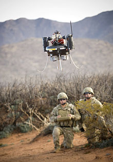 Due militari utilizzano un T-Hawk