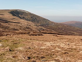 Vista da encosta norte do cume com Lough Cleevaun em um circo glacial.