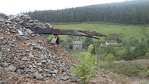 Reste des Bergwerks mit der Kapelle im Hintergrund
