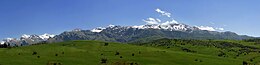 Vue panoramique du Djurdjura depuis Mechtras au printemps.