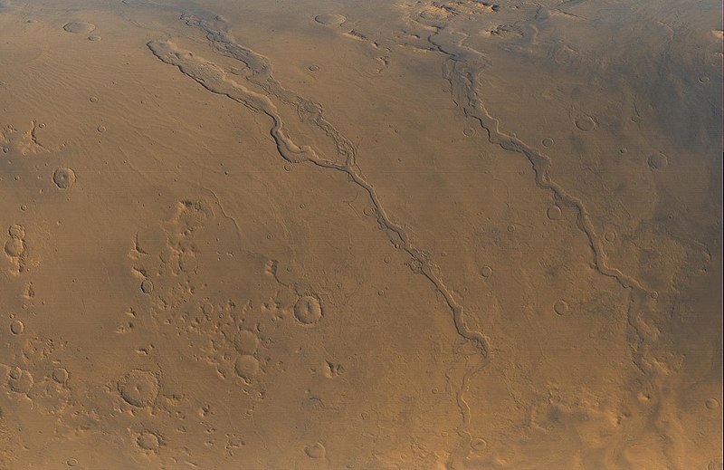 File:Dao Niger and Harmakhis Vallis PIA02810.jpg