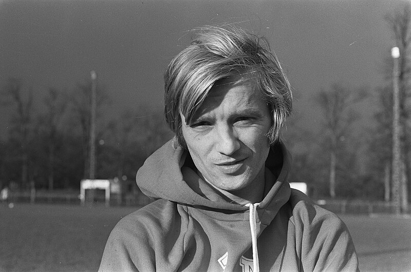 Archivo:De nieuwe Ajax-speler Zoltan Varga, Bestanddeelnr 926-8274.jpg
