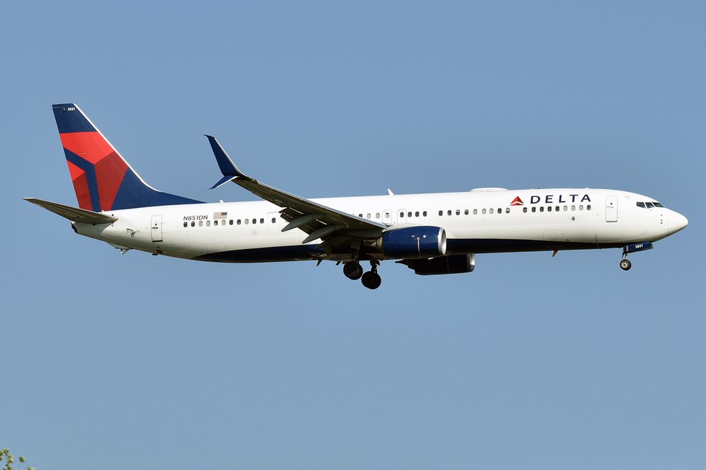 Delta Airlines Boeing 737 taking off