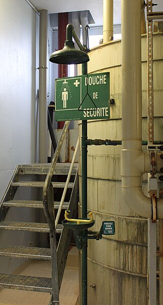 File:Dijon - Usine incinération - Douche secours.JPG