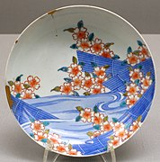 Plat à décor de fleurs et radeaux. XVIIIe. Musée national de Tokyo