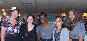 De fem innkommende førsteårsstudentene på UConn Huskies basketballlag: Stefanie Dolson, Lauren Engeln, Samarie Walker, Bria Hartley og Michala Johnson