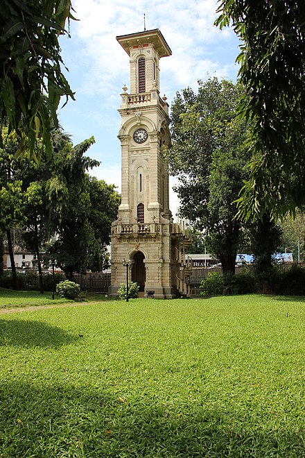 A clock tower is there in the entrance of the 'Veer Mata Jijabai Bhonsle Udyan'