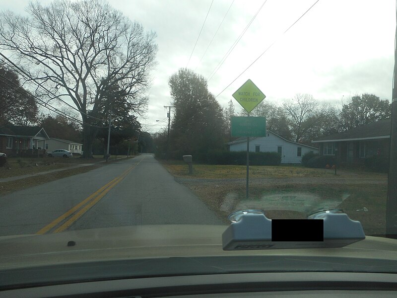 File:EB Griggs Ave; Sussex-Greensville County Line; Jarratt, VA.jpg