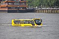 Nederlands: De SPLASHTOURS I komt de Parkhaven uit en draait de Nieuwe Maas op in Rotterdam