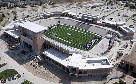 School stadium. Футбольный стадион средней американской школы Техаса. Стадион в американской школе. Самая большая школа в мире. Стадион в Техасе крыша.