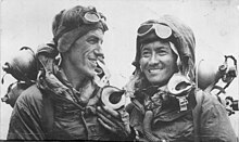 Photographie en noir et blanc de deux hommes en tenue d'alpiniste.