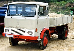 Leichter Magirus-Deutz Pritschenkipper mit Holzbordwänden, Bauart Ende der 1960er-Jahre