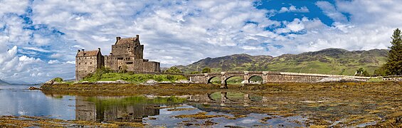 English: Panorama Eilean Donan Castle viewed from south. With the complete access bridge.