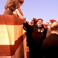 Maria Teresa e un prete carlista al raduno negli anni '60