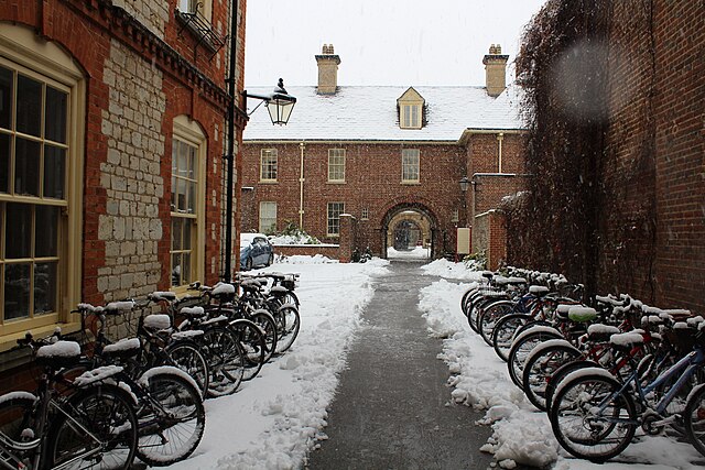 640px-Entry_to_Somerville_College_in_snow.jpg (640×427)
