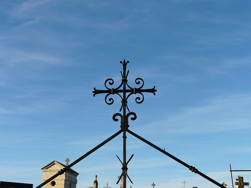 File:Excideuil cimetière croix métallique.JPG