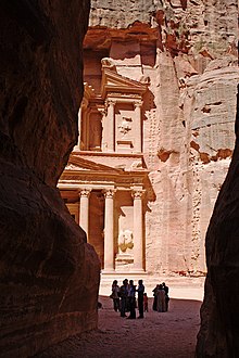 220px-Exiting_the_Siq_Petra