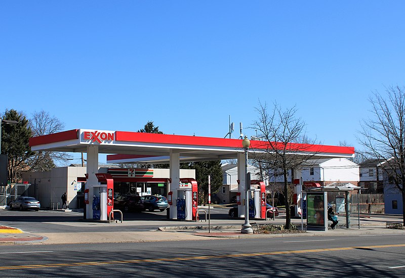 File:Exxon and 7-Eleven.jpg