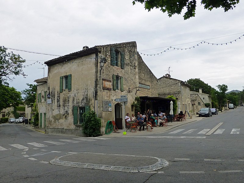 File:Eygalières-Le Café de la Place.jpg