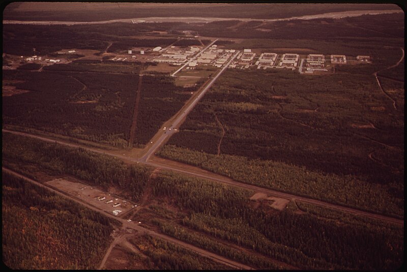 File:FORT GREELY, ARMY'S ARCTIC WARFARE TRAINING CENTER, WITH JARVIS CREEK IN THE BACKGROUND. THIS VIEW LOOKS EAST ACROSS... - NARA - 550587.jpg