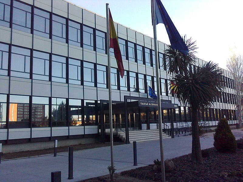 File:FacultaddeEducacionUNED.jpg