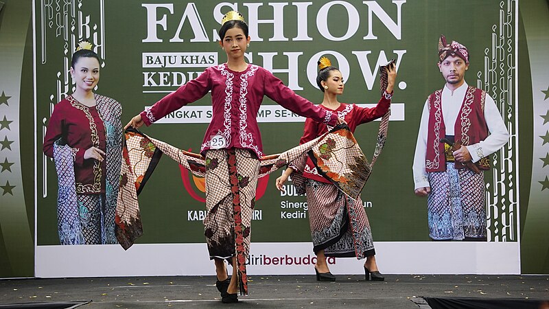 File:Fashion Show Batik Kediri Tingkat SMP Untuk Peringatan Hardiknas 10.jpg