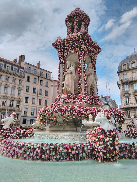 File:Festival des roses - Fontaine des Jacobins.jpg
