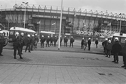 Feyenoord tegen FC Den Haag ME-ers wachten op de aankomst van de supporters, Bestanddeelnr 933-9296.jpg