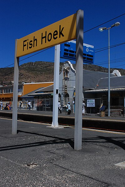 File:Fish Hoek Stationsschild.jpg