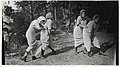 Fyra flickor med långa kjolar och hucklen på huvudet dansar skäggiloppa - Nordiska Museet - NMA.0059007.jpg