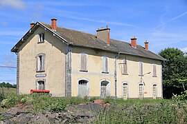 Vue de l'ancien bâtiment-voyageurs de Talizat en 2011.