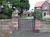 پایه های دروازه ، The Manor ، Greasby.jpg