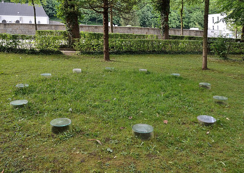 Datei:Gedenkstätte im Schulpark Amstetten.jpg