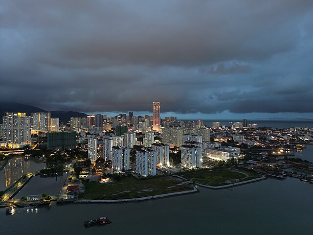 Image: George Town, Penang at night (2) (cropped 4to 3, KOMTAR centred)