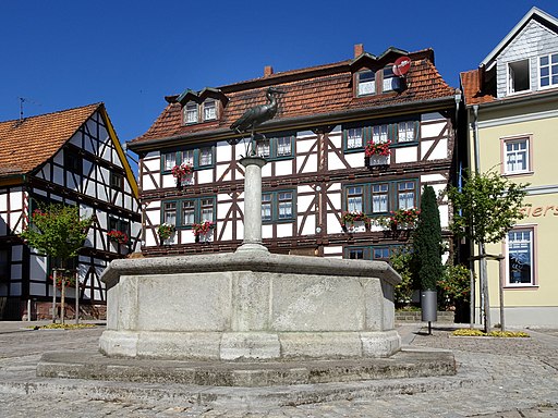 Gerstungen im thüringischen Wartburgkreis. Der Storchenbrunnen auf dem Marktplatz, vor der ehemaligen Apotheke