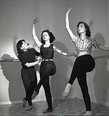 הילדה קסטן במרכז התמונה, בהופעה של להקתה של גרטרוד קראוס. בוריס כרמי, אוסף מיתר, הספרייה הלאומית