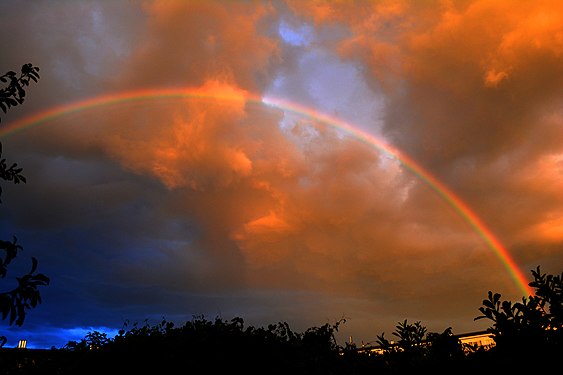 Gewitterstimmung mit Regenbogen in Floridsdorf, Wien, Österreich