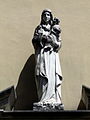 In facciata la statua della santa della chiesa di Santa Caterina da Siena, Gorreto, Liguria, Italia